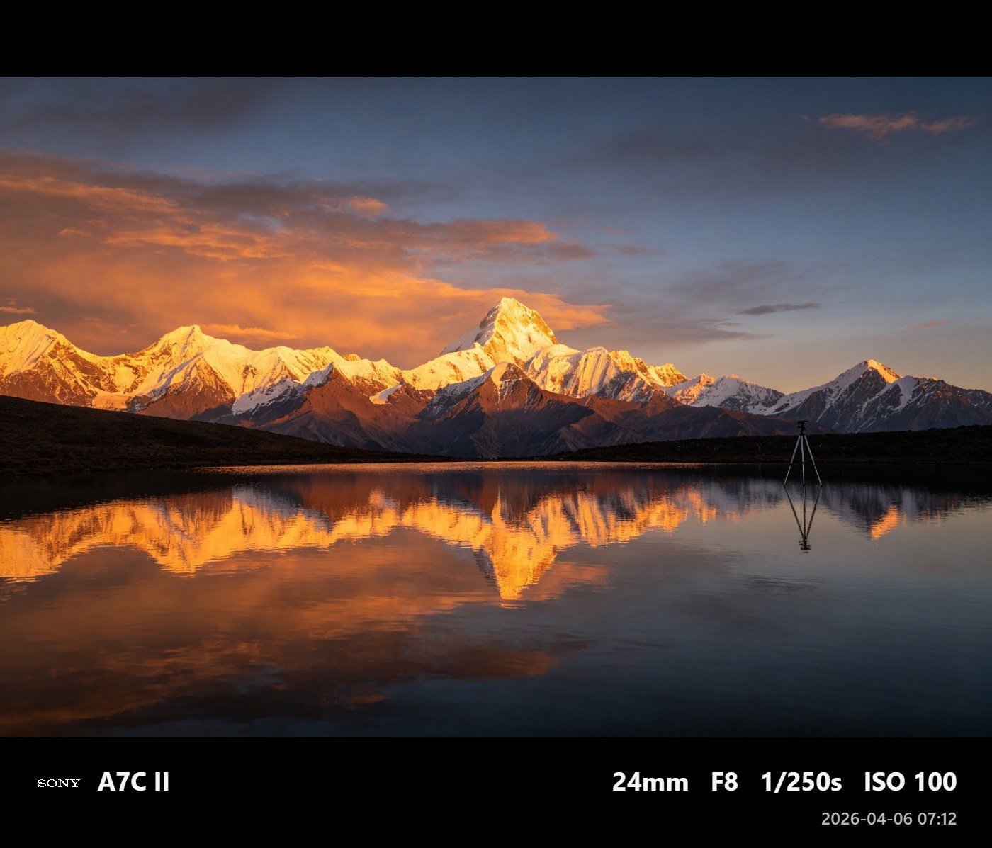 Camera-WaterMark 真实成片：雪山照片加电影黑边 EXIF 水印 / Real framed photo with EXIF mark